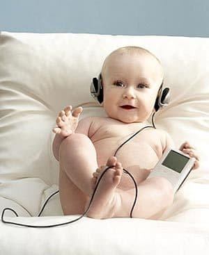 Bebê com fones de ouvido.