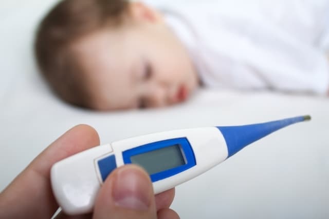 Tirando a temperatura de um bebê.